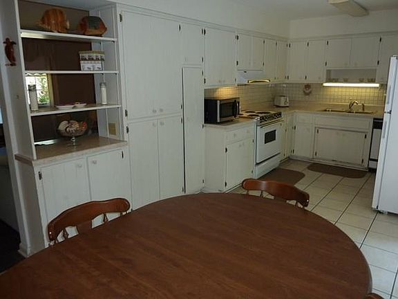 5th image of 950 N Beachview Dr