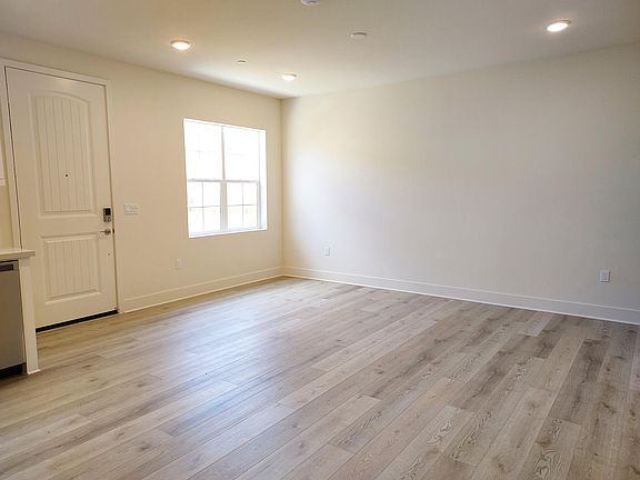 4th image of 887 Blackstone Dr