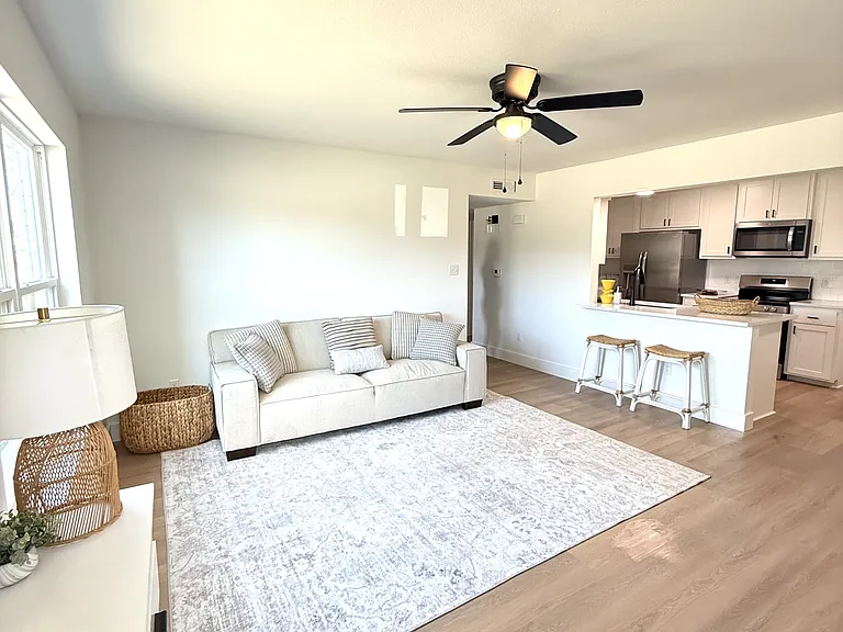 1120 W Cato Springs Rd — Photo 6