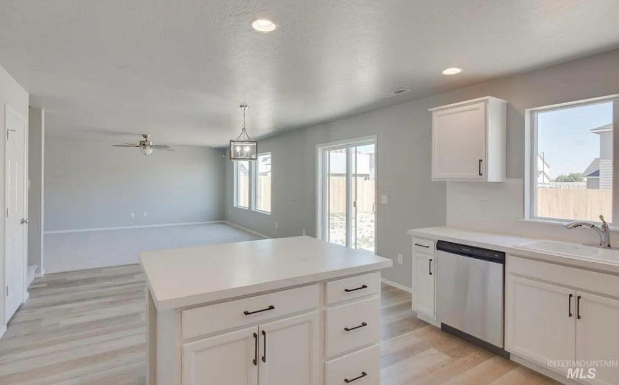 4 bed, 2054 sqft, $2,400 — Photo 4