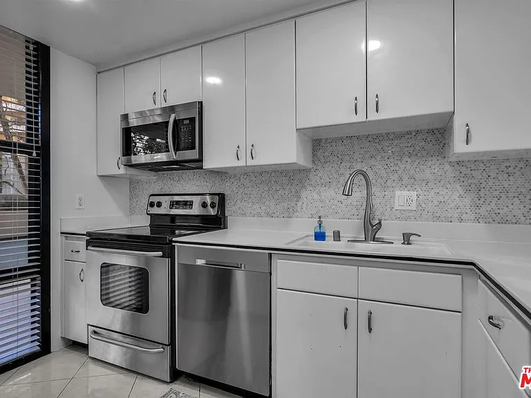 4333 Marina City Dr — Photo 23