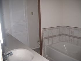 4th image of 1007 Meadowbend Dr