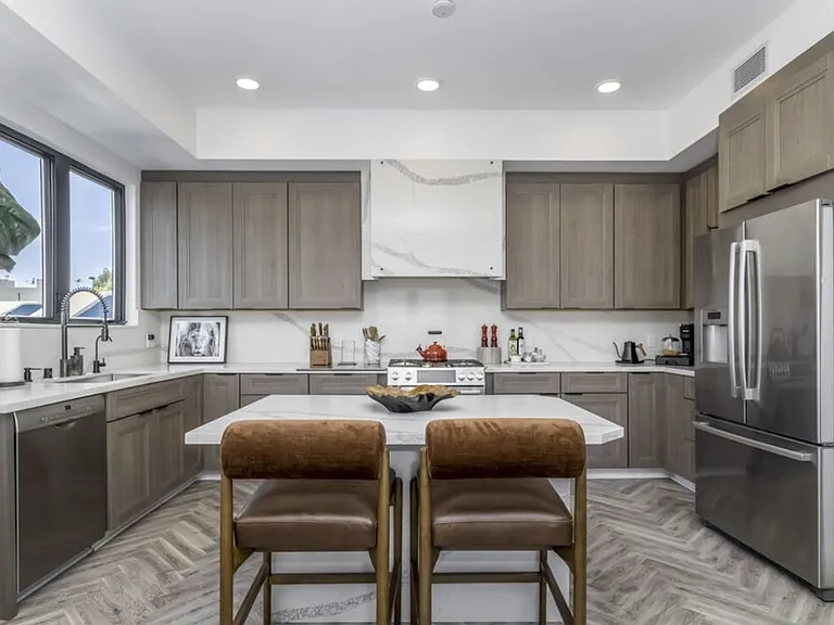 137 N Doheny Dr #2 — Photo 17