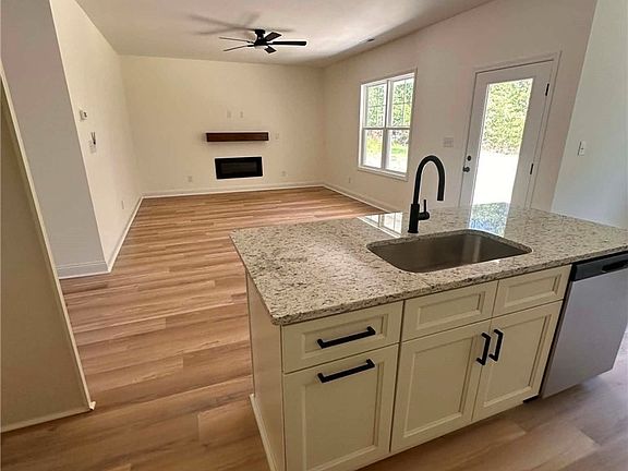 3rd image of 307 Barberry Rd