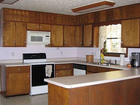 Kitchen has lots of countertops & cabinet space