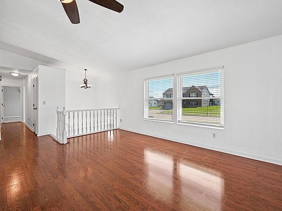 3rd image of 9897 Flagstone Dr