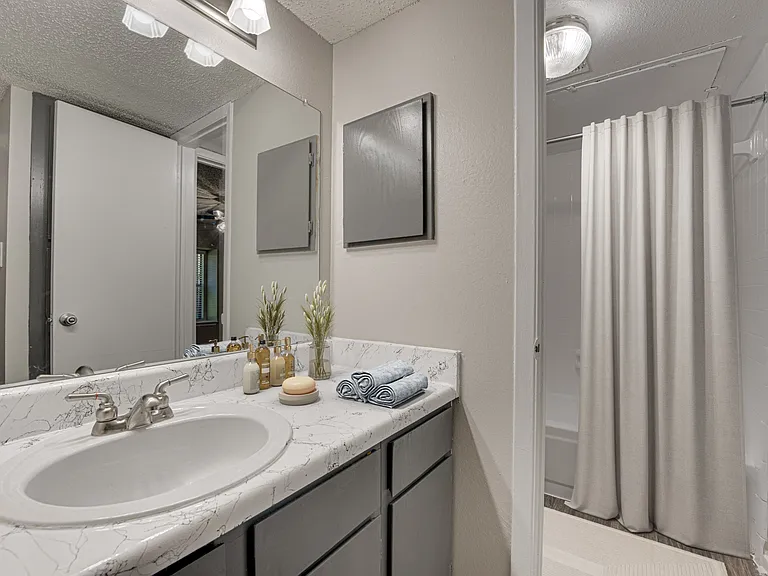 Indian Creek Apartments — Photo 48