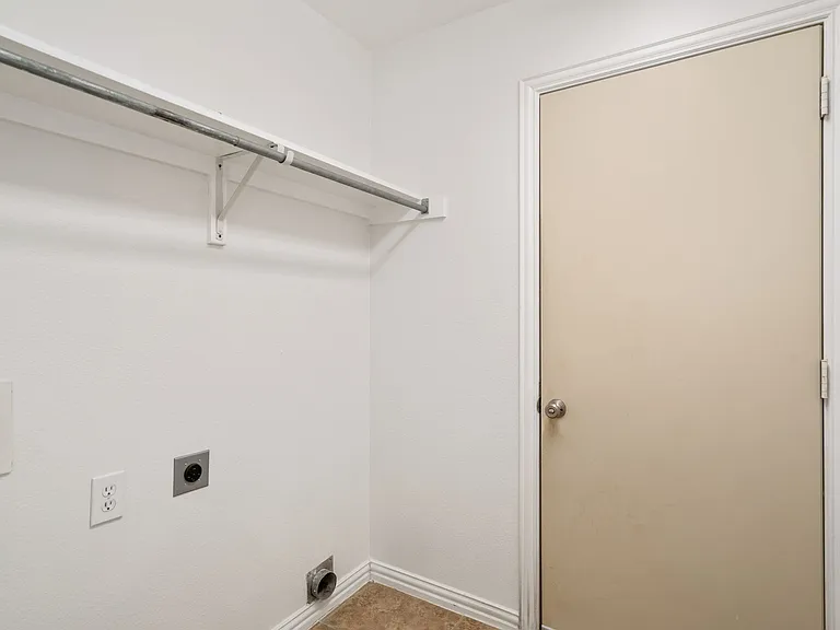 1181 Capital Dr — Photo 26