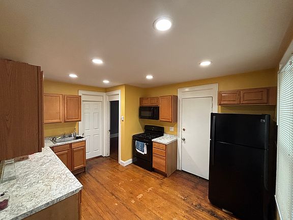 2nd image of 81 Greenwood Pl #81