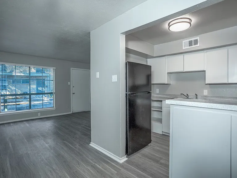 410 N International Rd — Photo 3