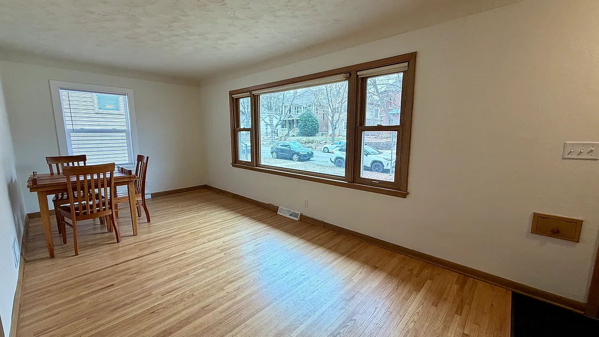Living room - 2119 Lincoln Ave