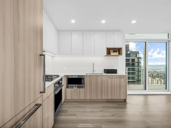 6087 Wilson Ave #3501, Burnaby, BC V5H 4R8