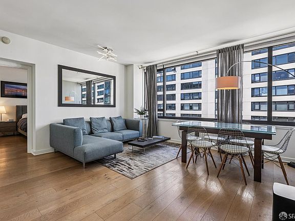 3rd image of 260 King St Unit 885
