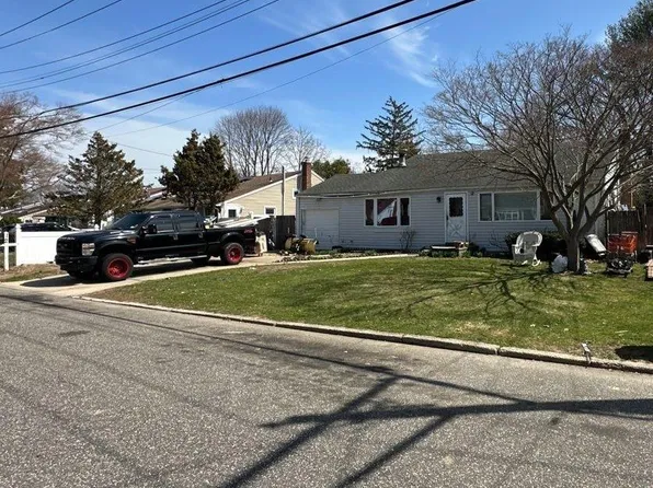 12 Glenwood Lane, Huntington, NY 11743