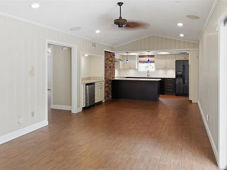 1228 Spring Lake Dr — Photo 9