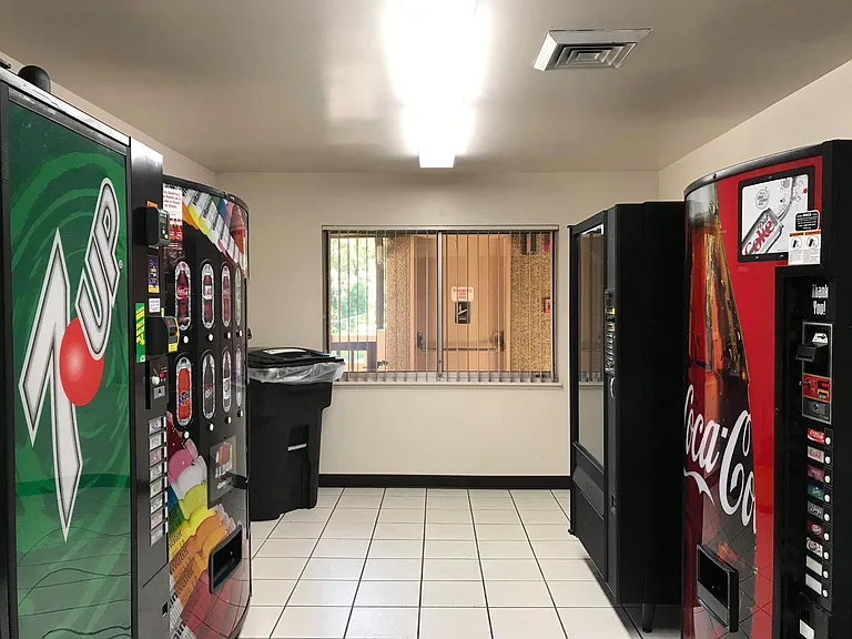 2427 Jefferson Ave — Photo 8