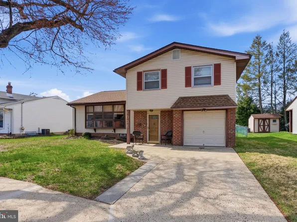 1036 Camas Dr, Philadelphia, PA 19115