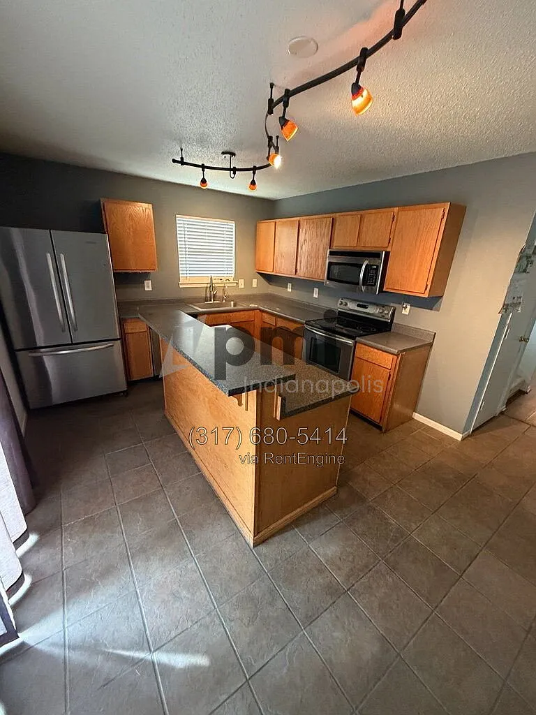 3 bed, 2.5 bath, 2208 sqft, $1,900 — Photo 4