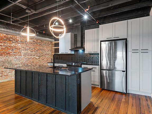 5th image of 330 W Lamar St #202