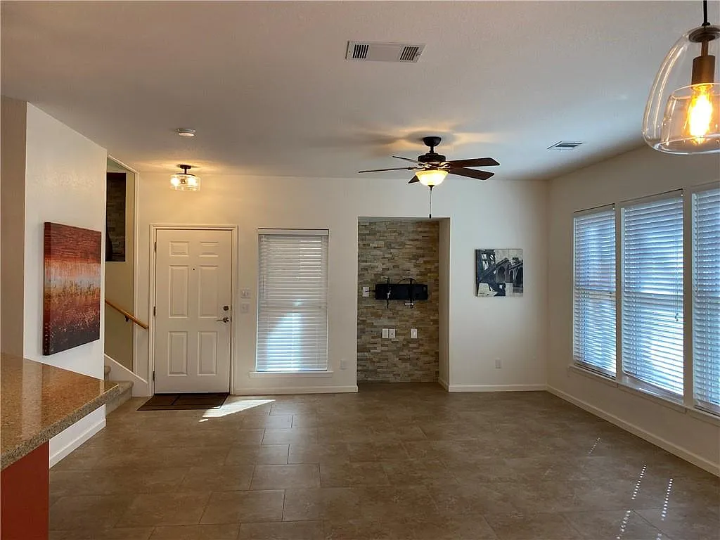 2 bed, 2.5 bath, 1436 sqft, $1,990 — Photo 4