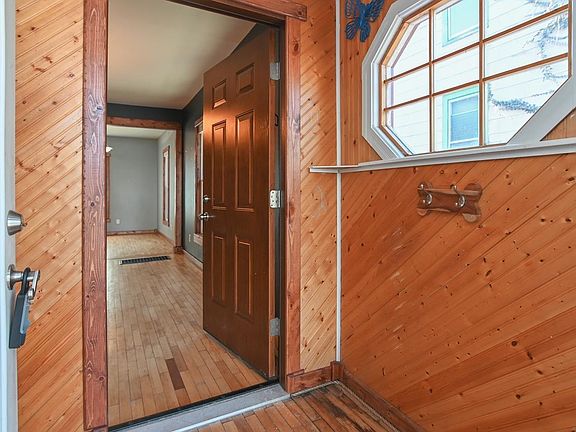 4th image of 835 E John St