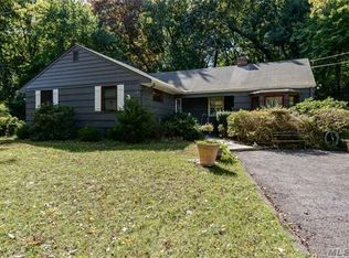 528 Harbor Rd, Cold Spring Harbor, NY 11724