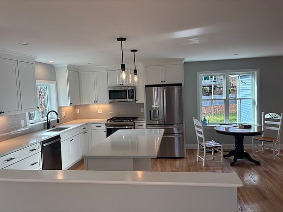 5th image of 28-28 Fairview Ave