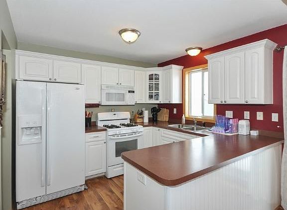 Nice kitchen with lots of cabinet space