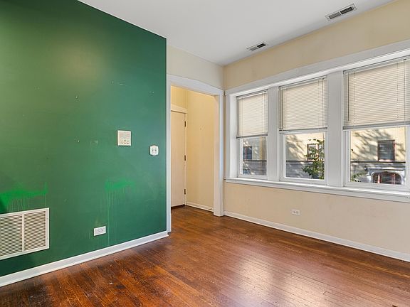 2nd image of 2701 W Ainslie St APT 1