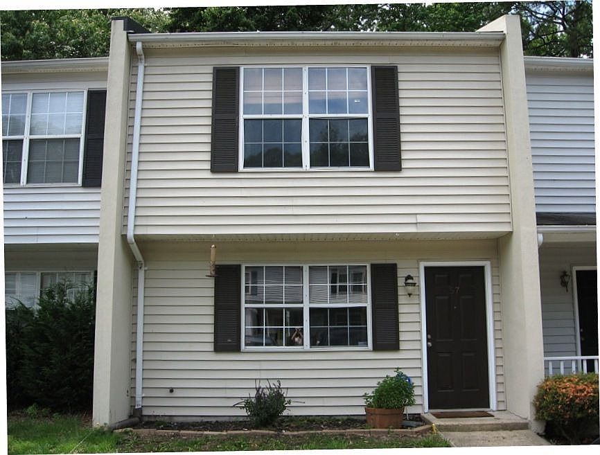 Great townhouse in convenient location!! Move-in ready!!