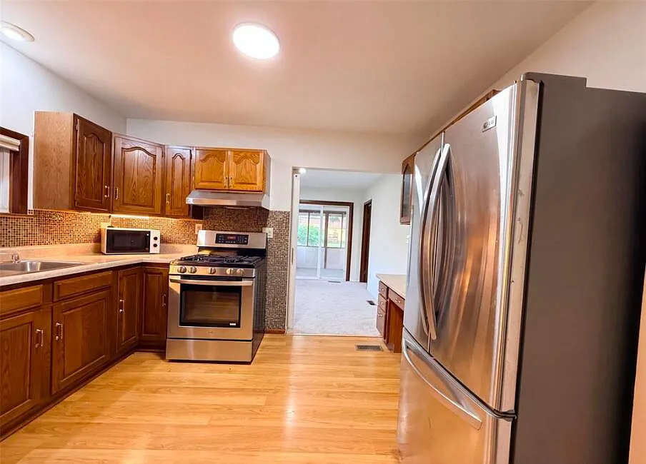 2 bed, 1.0 bath, 1856 sqft, $1,150 — Photo 2