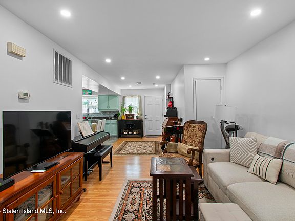 5th image of 17 Bradley Ct #A