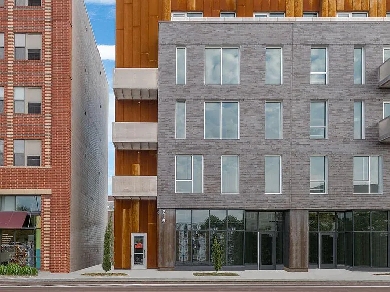 219 E Grand Ave — Photo 3