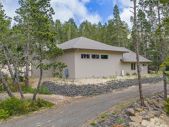 5th image of 747 Pacific Dunes Dr