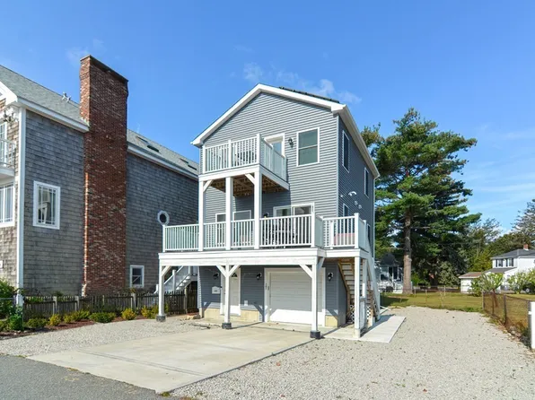 121 Edgewater Dr, Quincy, MA 02169