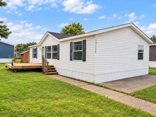 17111 Michigan Dr, Spring Lake, MI 49456