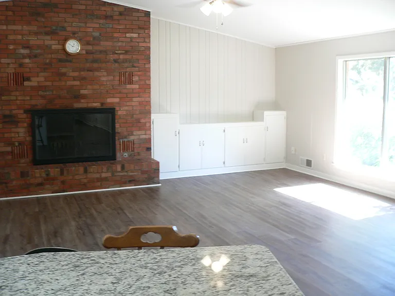 111 Apache St — Photo 5