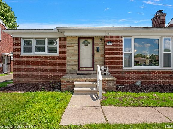3rd image of 15654 Juliana Ave