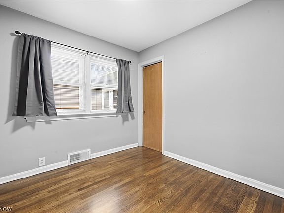 17th image of 320 West St