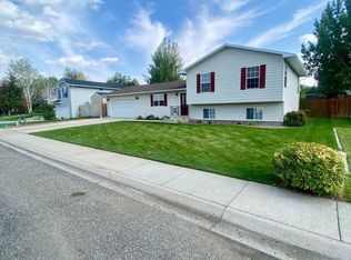 1020 River View Dr, Cody, WY 82414