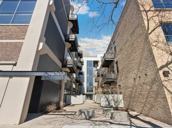 1800 W Grace St APT 411, Chicago, IL 60613