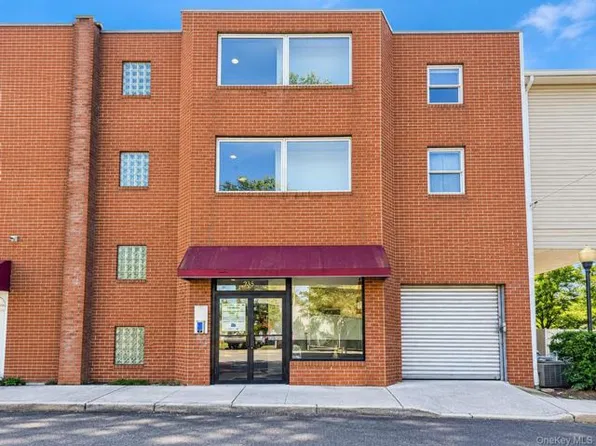 239 Orchard St, Westbury, NY