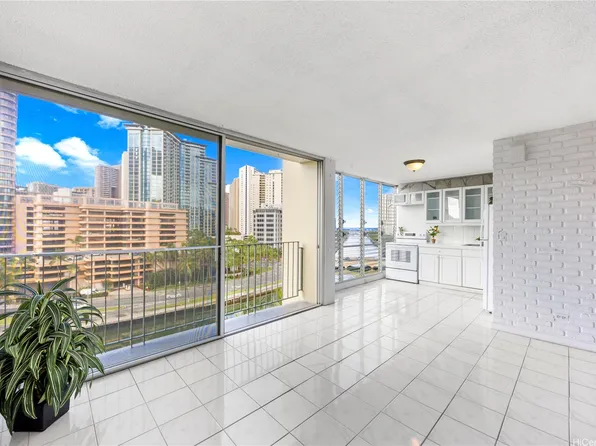 620 McCully St APT 902, Honolulu, HI 96826