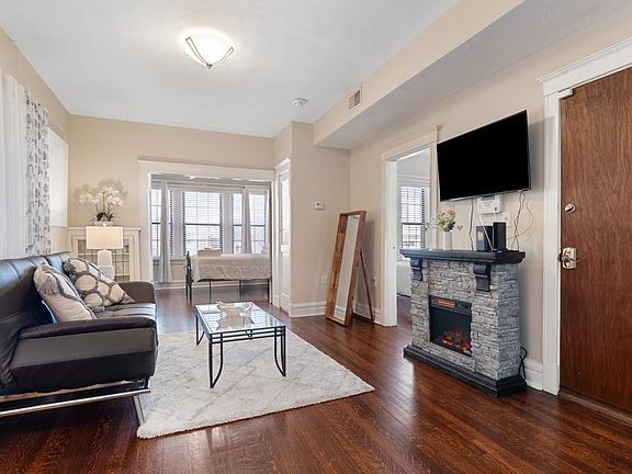 2nd image of 6136 Delmar Blvd