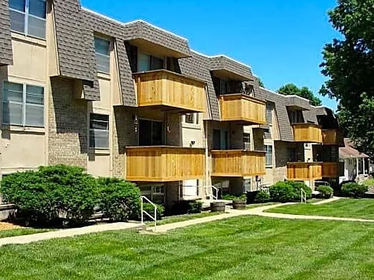 Crysler Plaza East — Photo 13