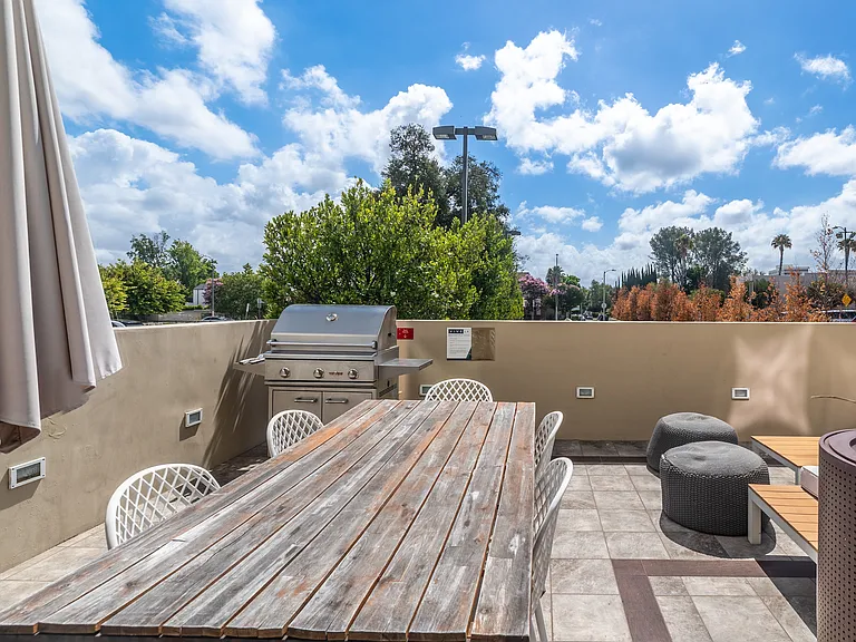 Oasis at Lake Encino — Photo 24
