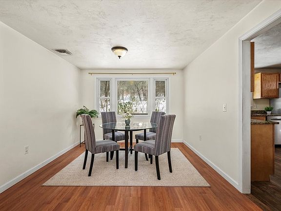 4th image of 28 Lynnwood Ln