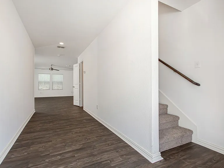 9213 Marilyn Pl — Photo 2