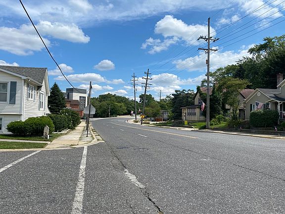 4th image of 214 E Margaret St