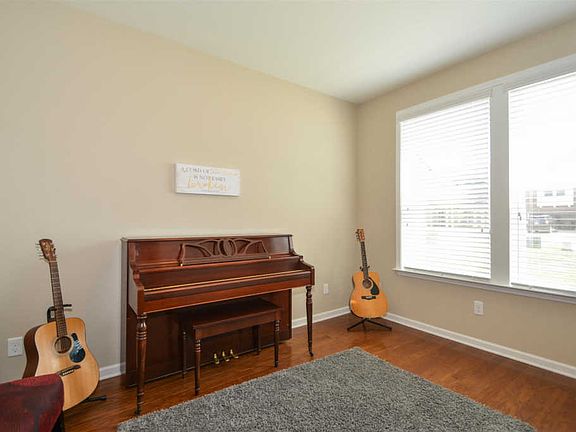 4th image of 3332 Milkweed Dr